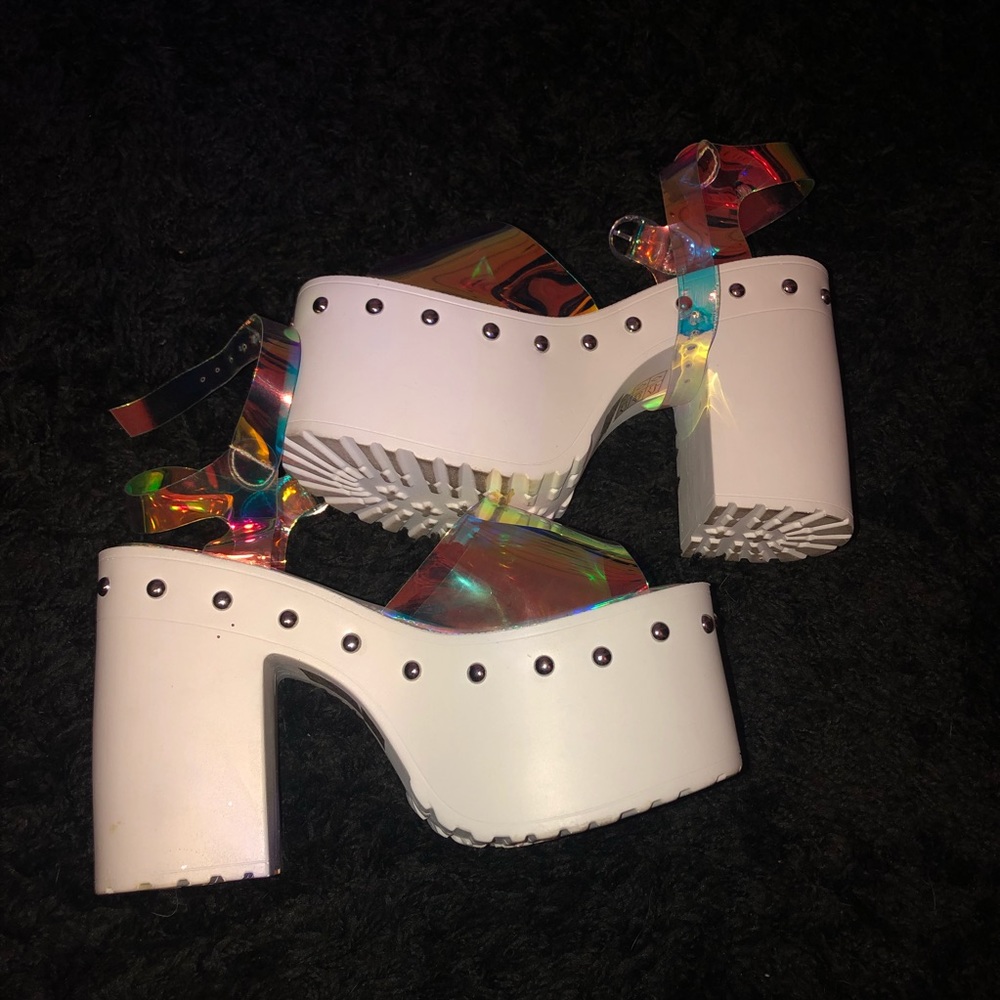 White holographic Platforms